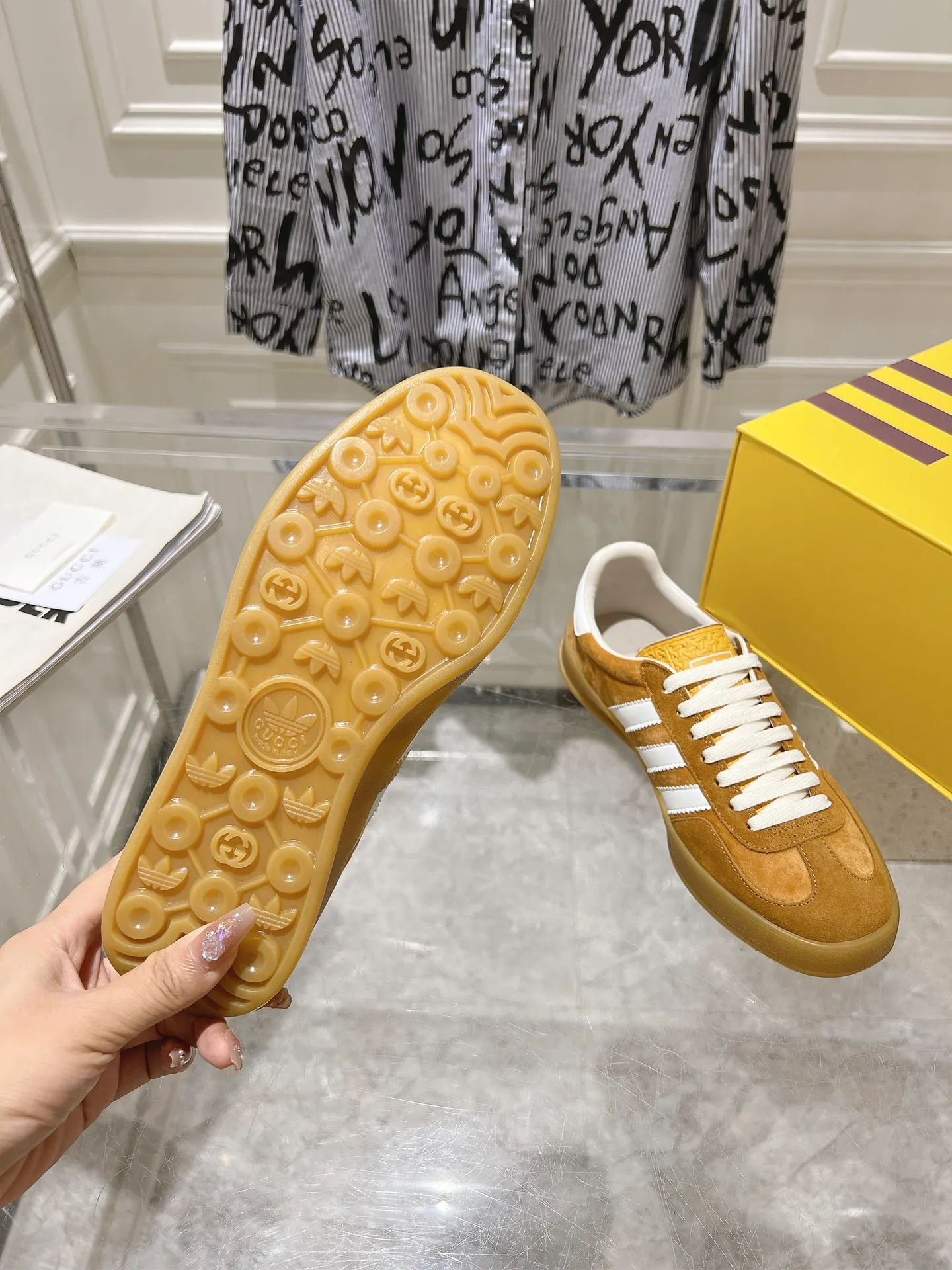 👟👟Ex-factory price 520👟👟Gucci&adidas joint limited edition couple's sneakers. A super nice joint casual sneaker with rich and bold colors! It showed everyone a completely different charm from the past! Combining retro style and youthful sports style to create a new aesthetic! Vitality yet stylish at the same time! ! Upper - made of cowhide, cowhide, cloth. Lining - sheepskin lining for foot pads. Sole - original open-molded beef tendon non-slip and wear-resistant outsole. Size: 35-47 (couple style)